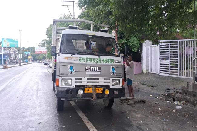 आवारा मावेशियों को पकड़ने का अभियान चलाया निगम ने।