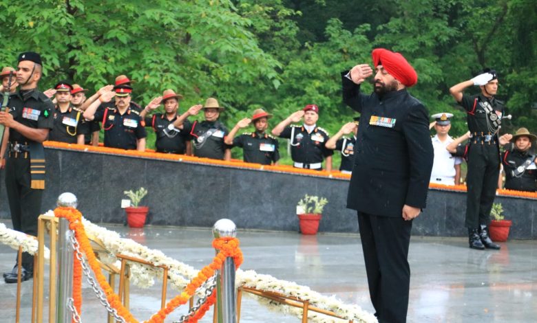 राज्यपाल ने दी शहीद सैनिकों को पुष्पांजलि।