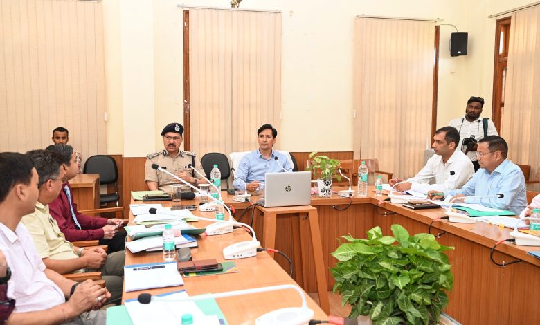 मंडल आयुक्त ने लैण्ड फ्रॉड समन्वय समिति की बैठक में अहम निर्णय लिये और दिये आवश्यक दिशा निर्देश दिये।