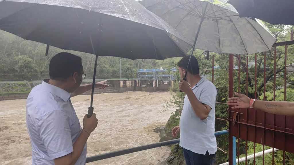 पहाड़ो मे हो रही मुसलाधार बारिश ने बढ़ाया गोला का जल स्तर,तराई क्षेत्रो मे खतरा बढ़ा।