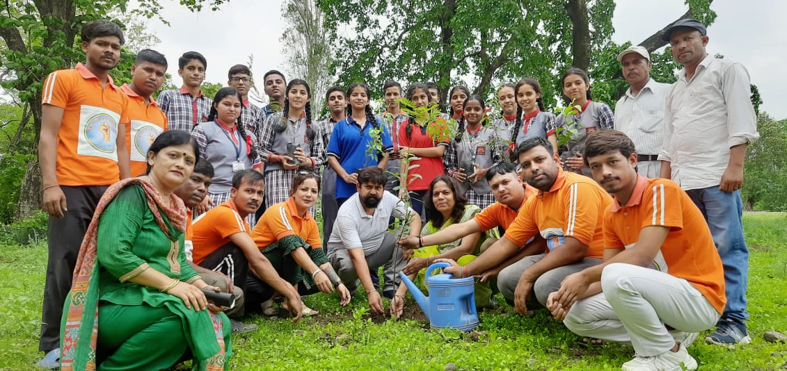 एक समाज श्रेष्ठ समाज संस्था लोक पर्व हरेला पर पौधरोपण किया।