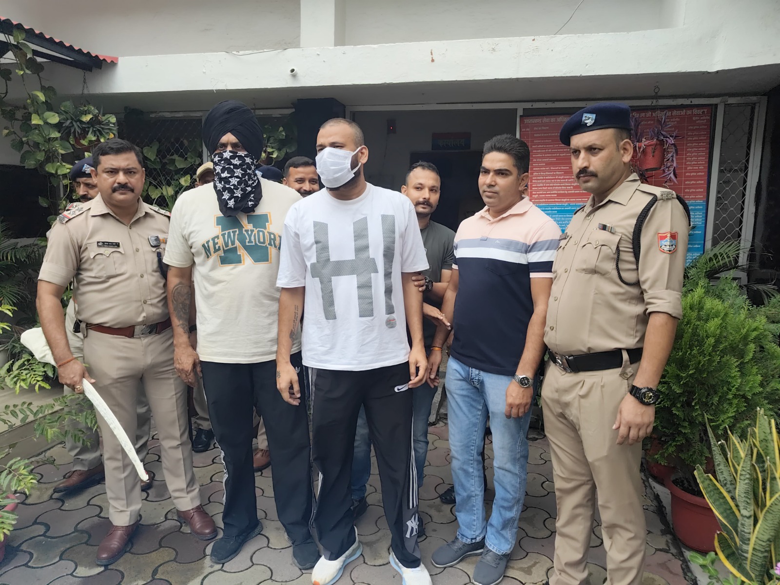 नुमाइश में तलवारबाजी करने के दो आरोपी गिरफ्तार