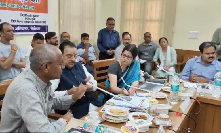 विधायक और जिलाधिकारी के बीच जमकर बहस,सांसद ने दोनो के बीच मामला शांत कराया।