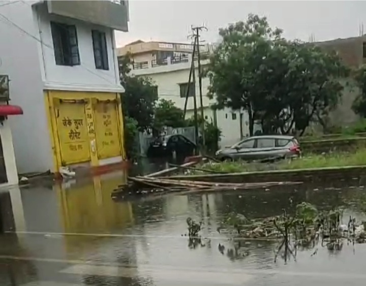 निकासी की व्यवस्था न होने के कारण लोगो को झेलनी पड़ रही है परेशानी।