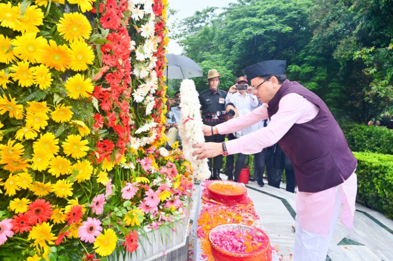 मुख्यमंत्री धामी ने शहीद स्मारक पर कारगिल शहीदों को श्रद्धांजलि अर्पित की।