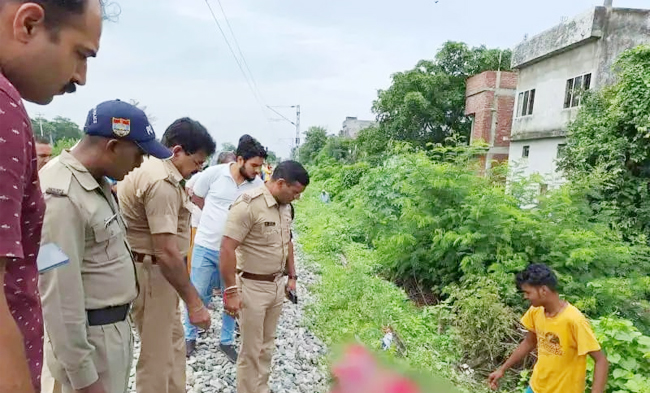 तीन दिन से लापता युवक का शव रेलवे पटरी के किनारे मिला।