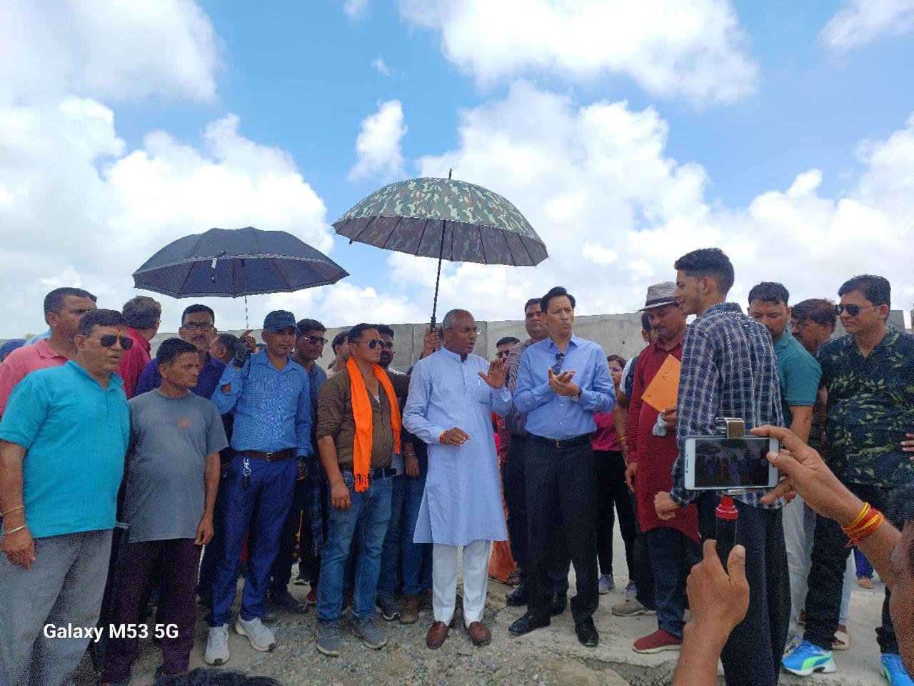 आयुक्त और विधायक ने किया धरना स्थल पर पहुंच कर ग्रामीणों कि समस्याओं को सुना।