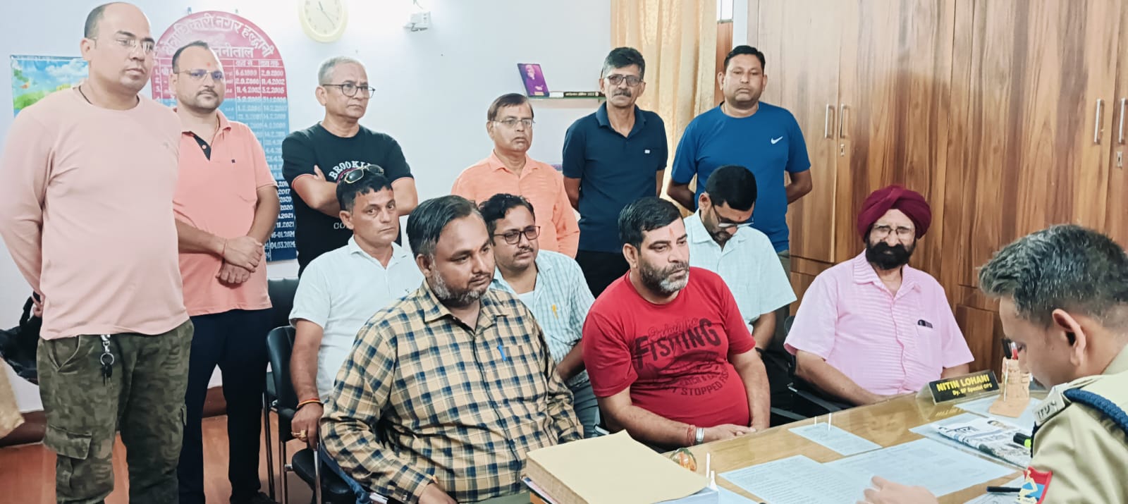 आक्रोशित टेंट एसोसिएशन ने गोदाम से टेंट का समान लेजाकर बेचने वाले के खिलाफ आज की सी ओ सिटी से की वार्ता।