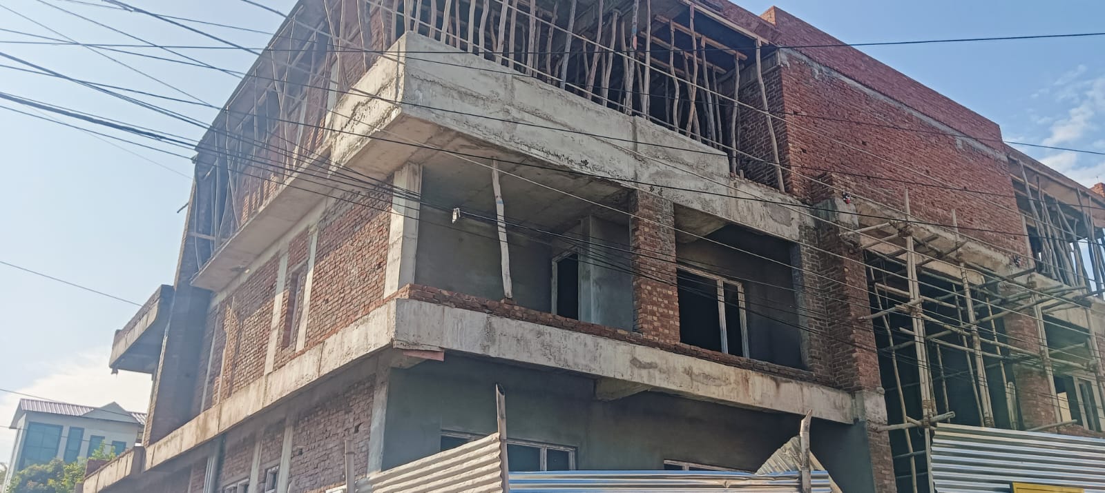 हाई टेंशन लाइन की चपेट मे आने से मजदूर की मौत।