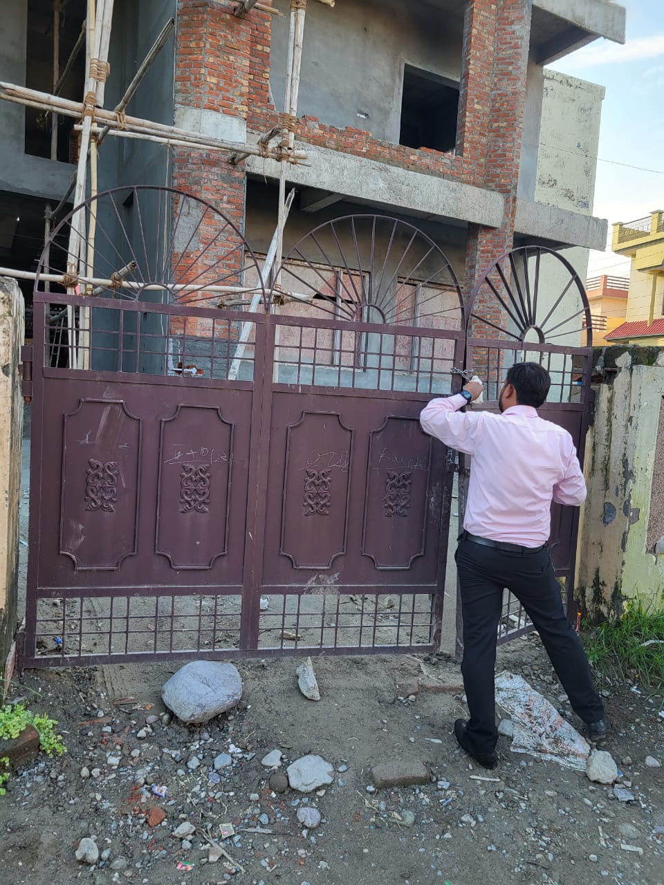 खबर का असर,निर्माणाधीन भवन हुआ सील।