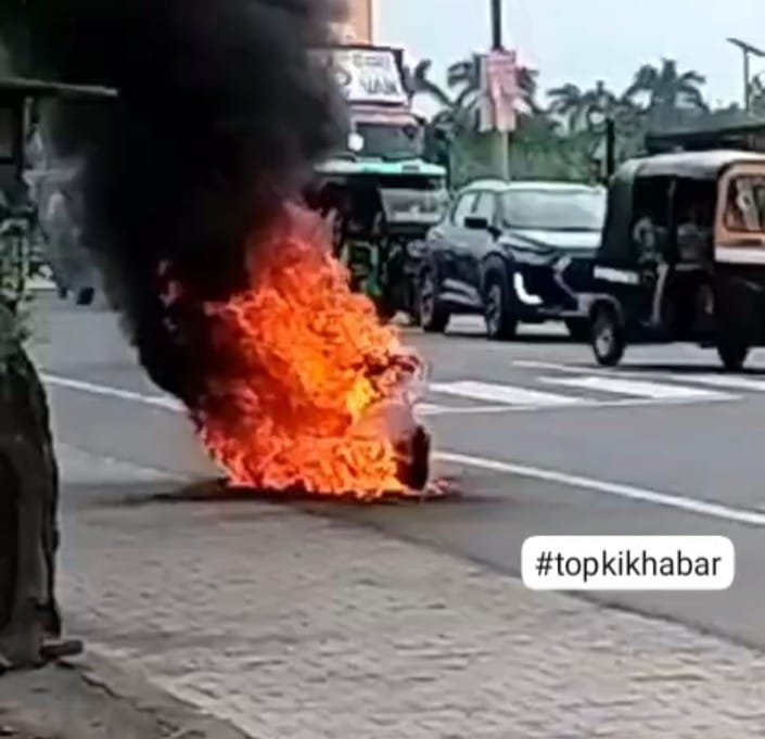 चलती स्कूटी मे लगी आग,एक बड़ा हादसा होने से बचा।