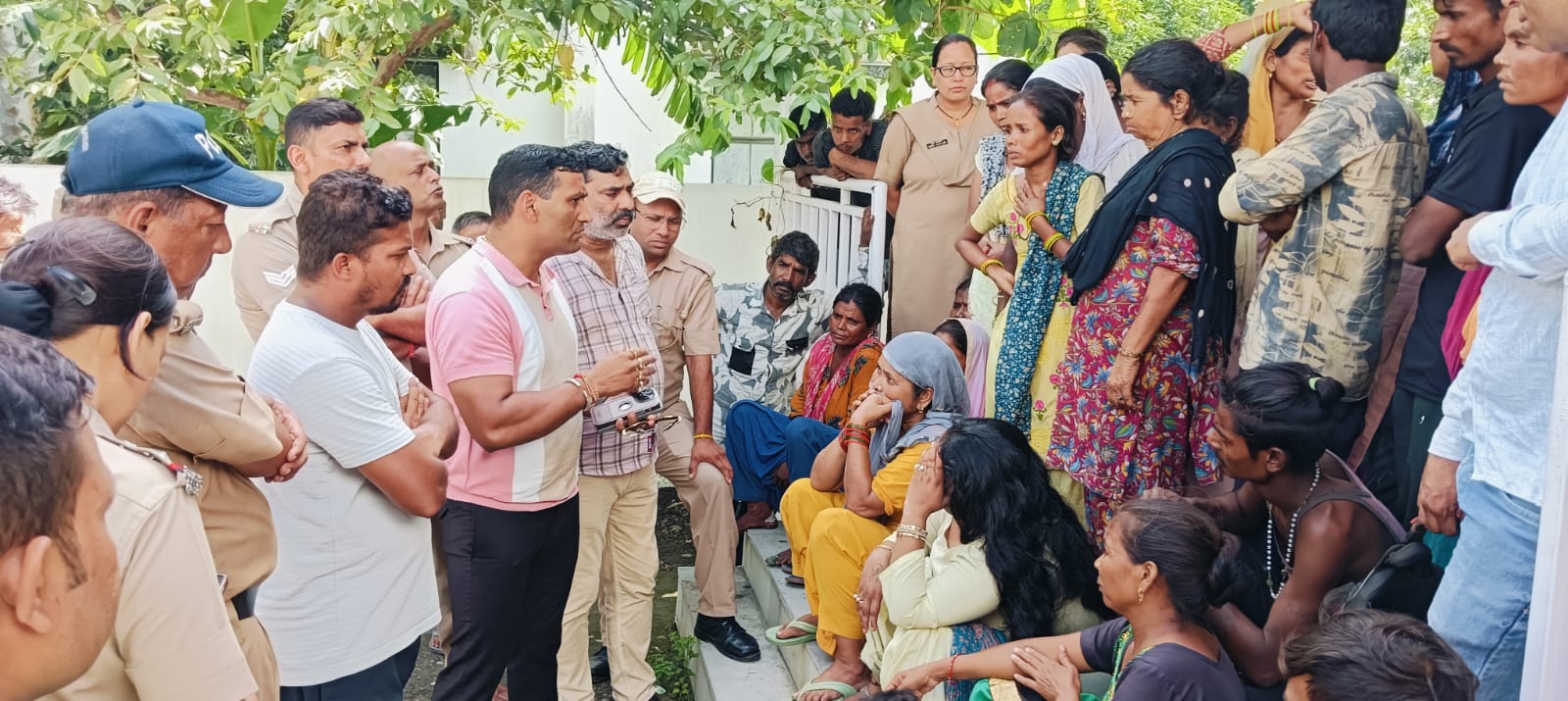 नहाते समय बच्चा बह गया नदी मे,डाक्टरो ने उसको मृत घोषित किया।