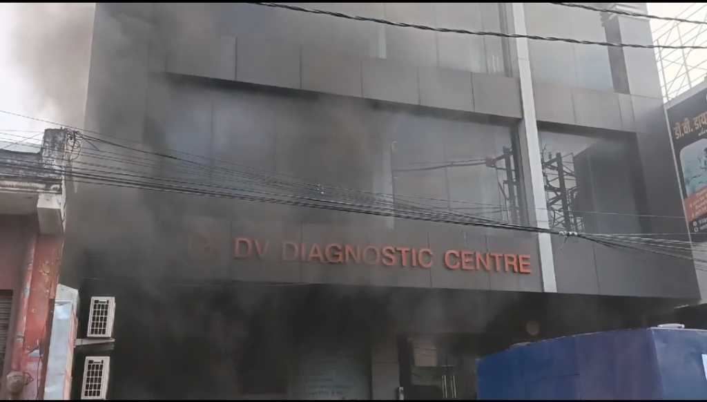 डायग्नोस्टिक सेंटर मे लगी आग,दमकल की गाड़िया मौके पर पहुंची।