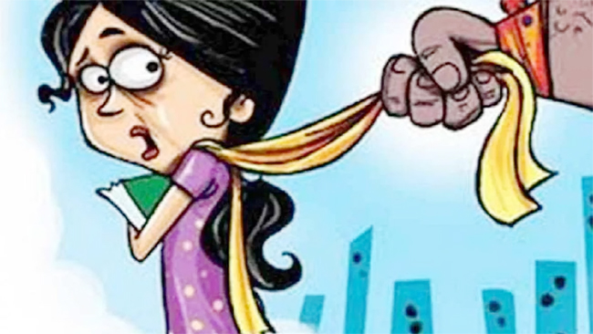 घर मे काम करने आये कारपेंटर ने युवती को अकेला देख की आश्लीलता।