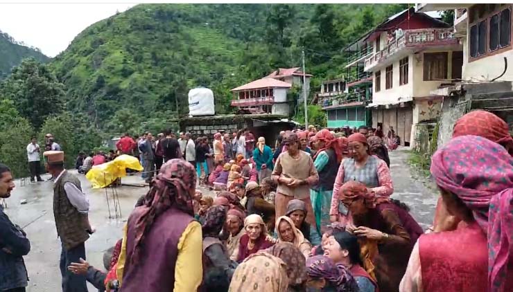 कुल्लू जिले में कम से कम तीन जगहों पर बादल फटने से भारी तबाही हुई है।