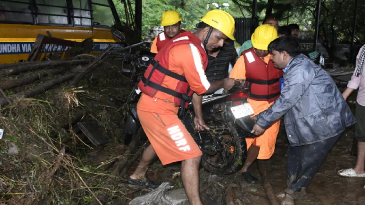 देहरादून में बारिश का कहर: श्रीदेव भूमि कॉलेज में पानी भरने से मचा हड़कंप, भगदड़ में कई स्टूडेंट्स को लगी चोटें